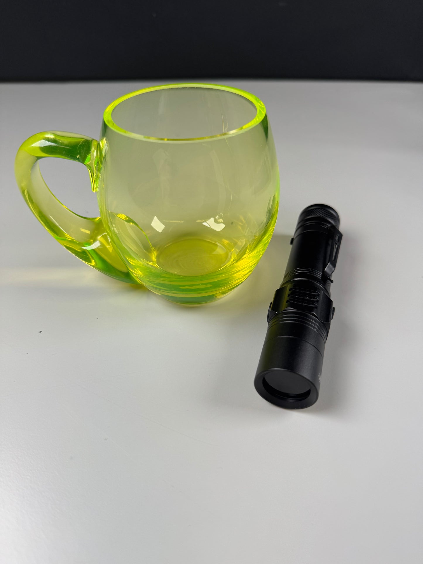 Taza de Vidrio de Uranio: La taza que brilla con luz UV
