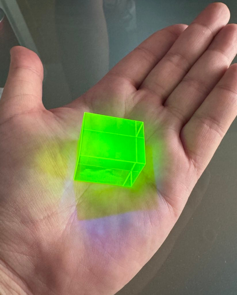 Cubo Fluorescente de vidrio de Uranio