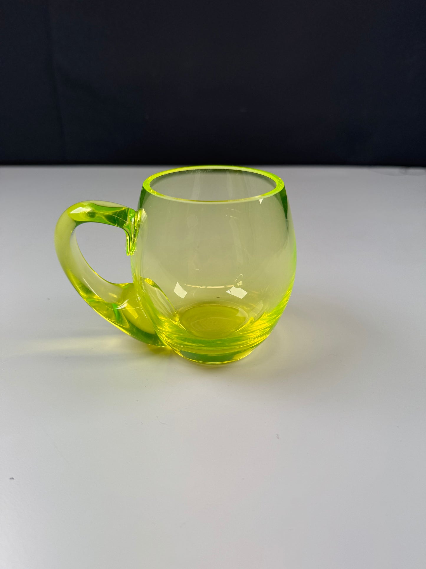 Taza de Vidrio de Uranio: La taza que brilla con luz UV