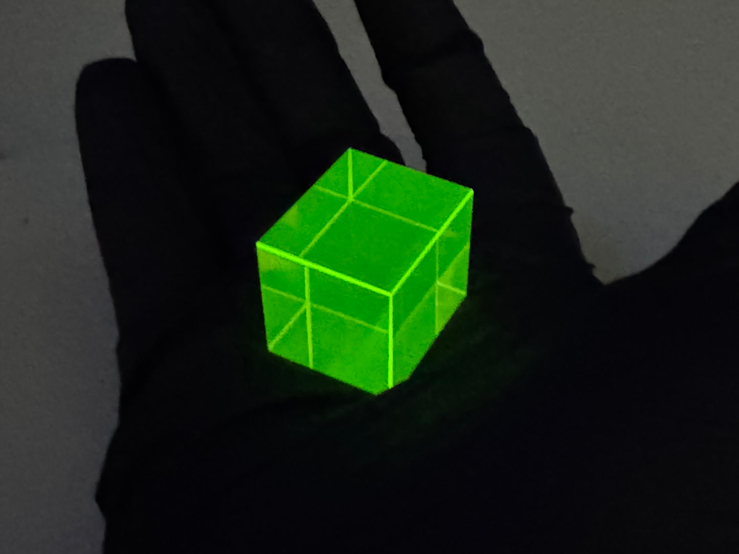 Cubo Fluorescente de vidrio de Uranio