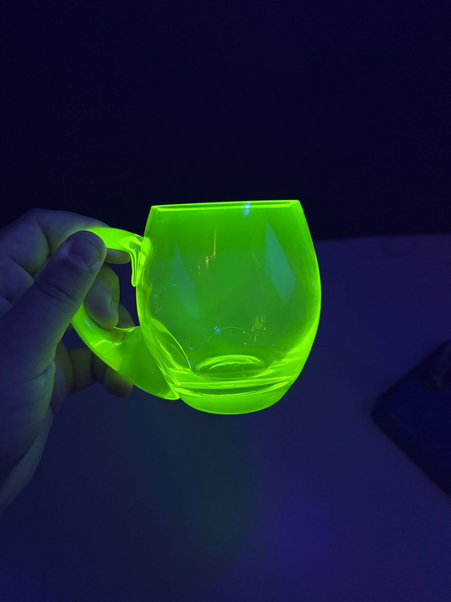 Taza de Vidrio de Uranio: La taza que brilla con luz UV