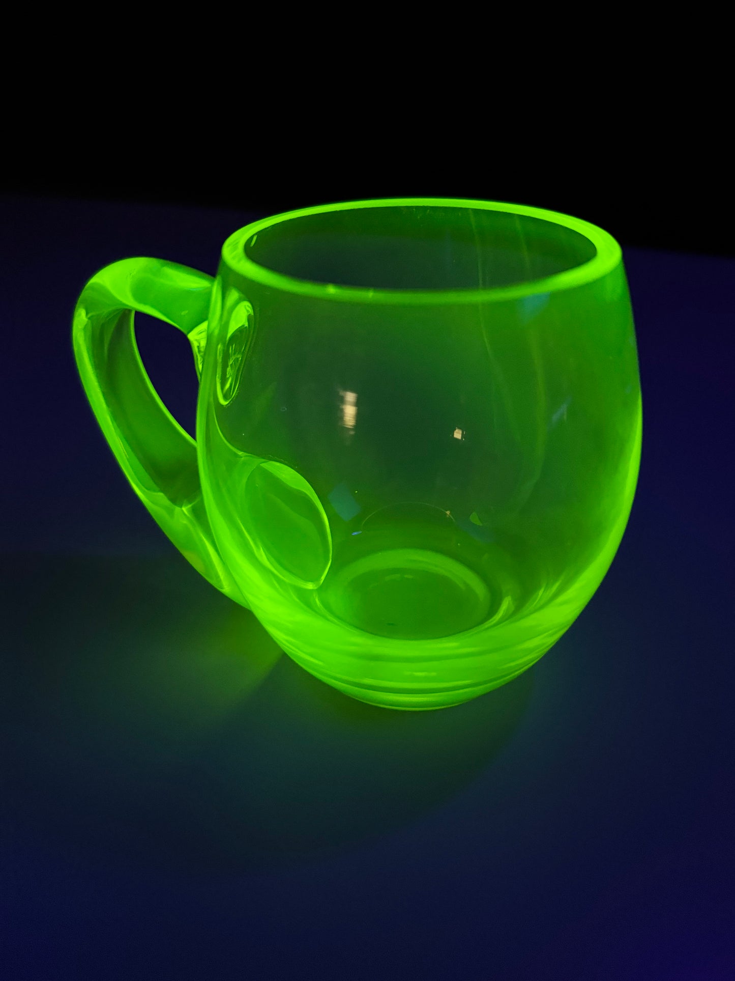 Taza de Vidrio de Uranio: La taza que brilla con luz UV