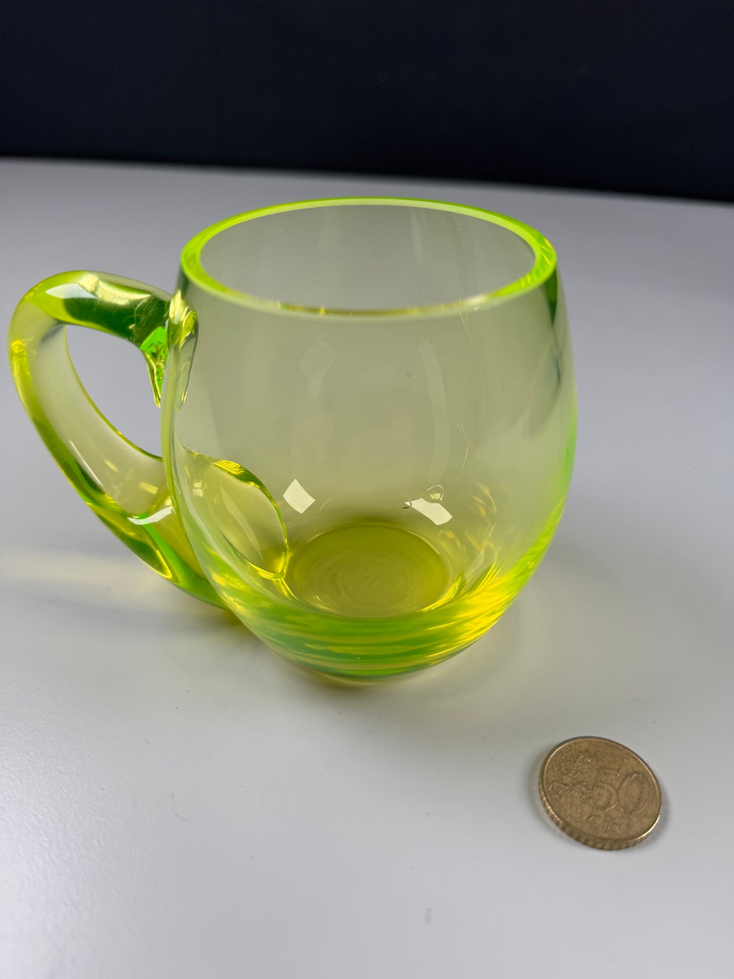 Taza de Vidrio de Uranio: La taza que brilla con luz UV