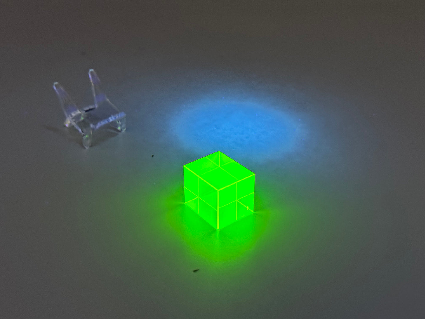 Cubo Fluorescente de vidrio de Uranio