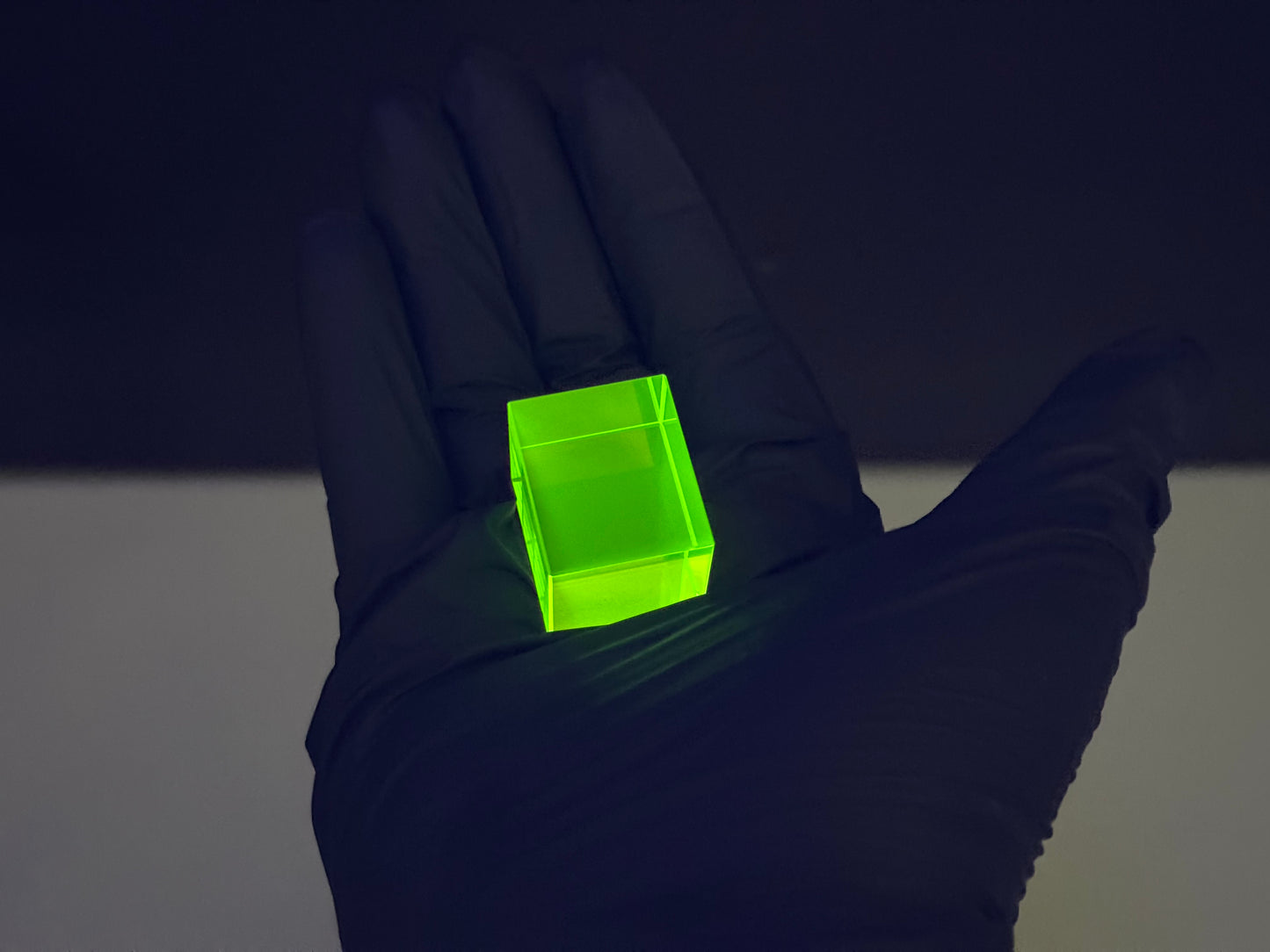 Cubo Fluorescente de vidrio de Uranio