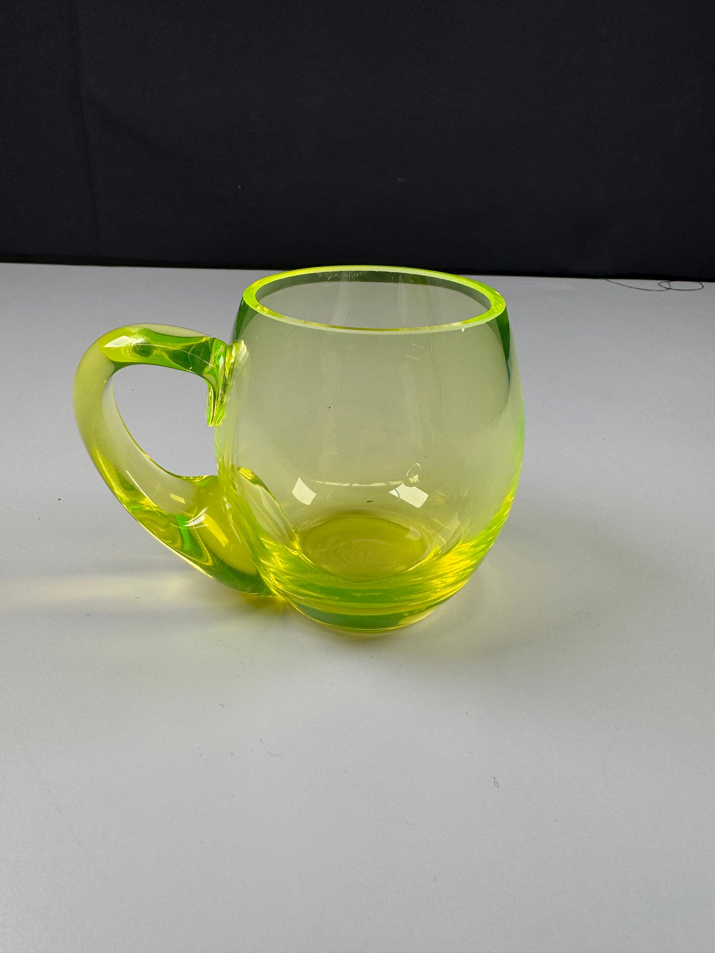 Taza de Vidrio de Uranio: La taza que brilla con luz UV
