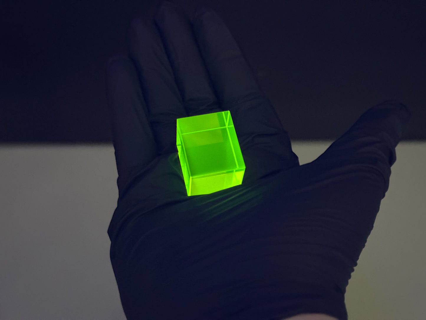 Cubo Fluorescente de vidrio de Uranio
