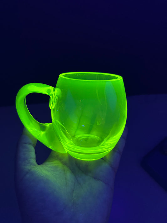 Taza de Vidrio de Uranio: La taza que brilla con luz UV