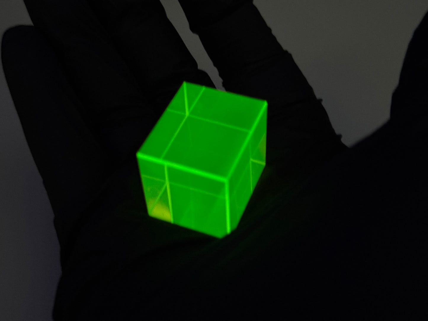 Cubo Fluorescente de vidrio de Uranio