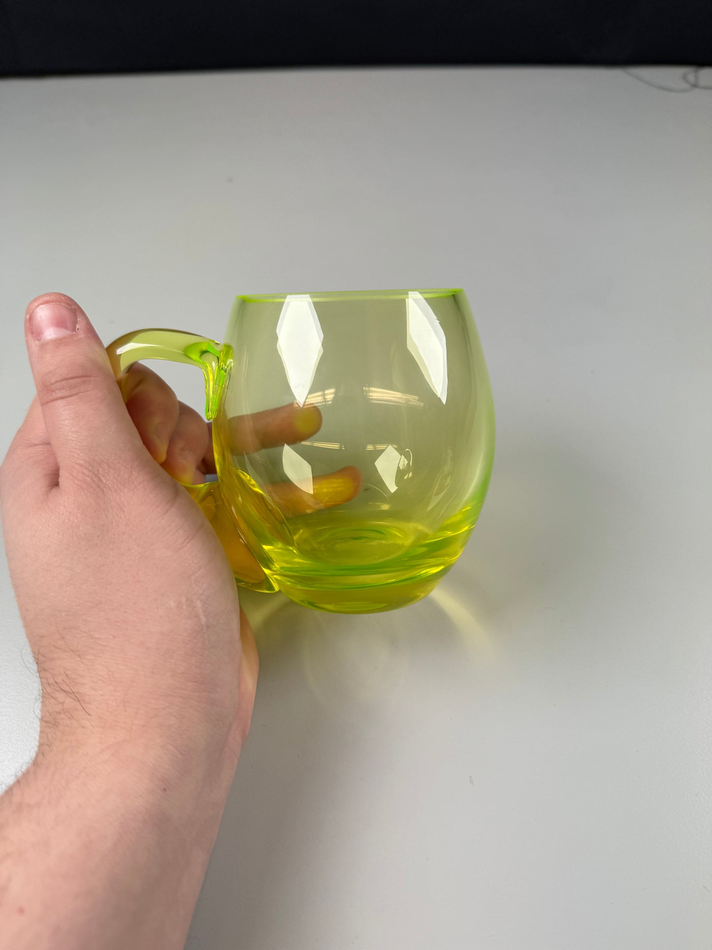 Taza de Vidrio de Uranio: La taza que brilla con luz UV