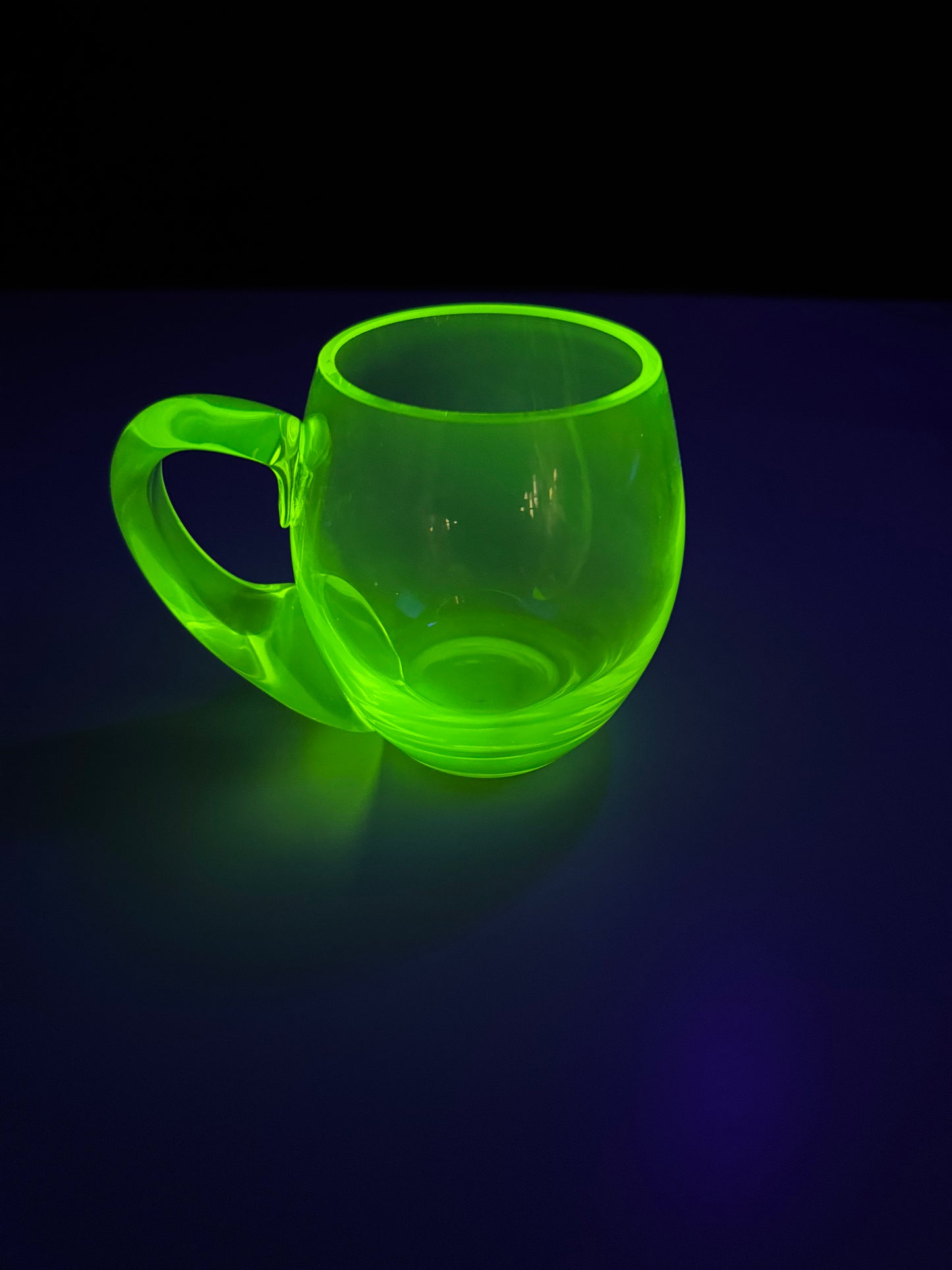 Taza de Vidrio de Uranio: La taza que brilla con luz UV